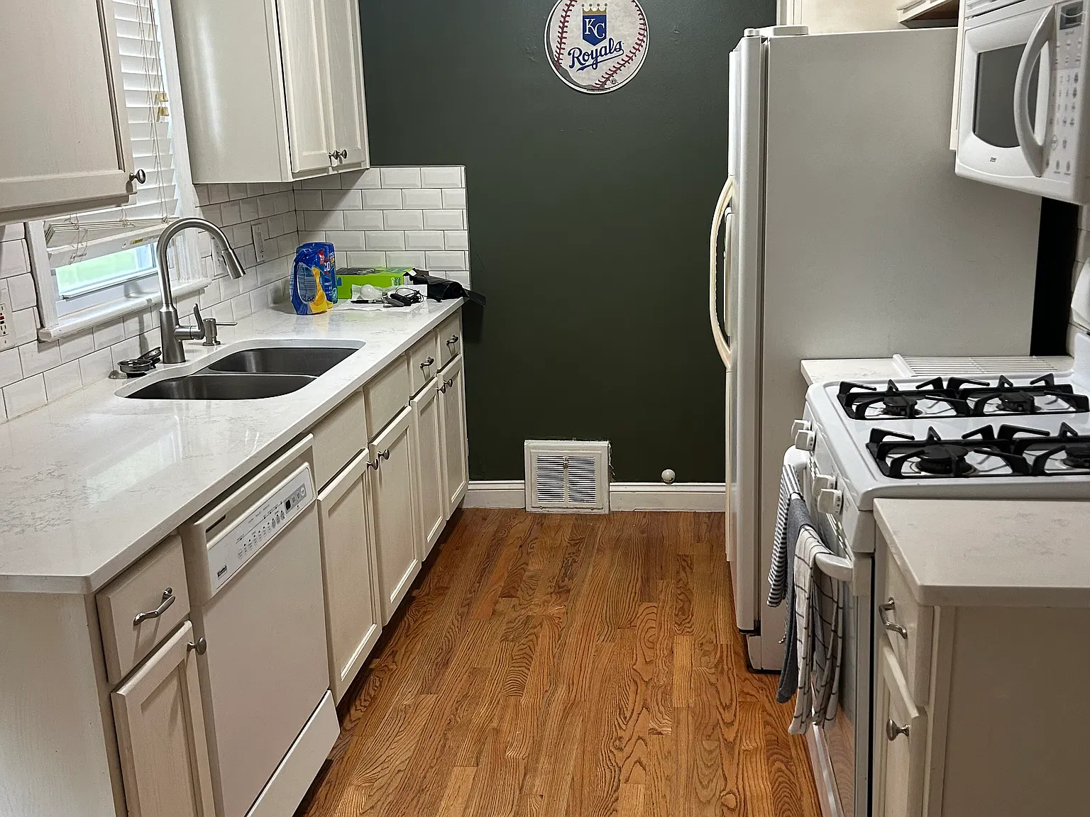 2 bed, 768 sqft, $2,200 — Photo 3