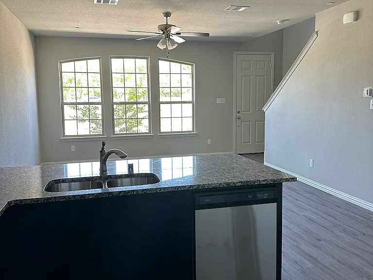 3104 Solana Cir #3104 — Photo 4