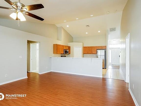 3rd image of 854 Chezy St E