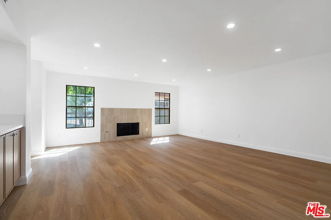 2 bed, 3.0 bath, 1867 sqft, $5,975 — Photo 3