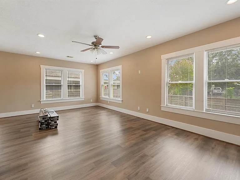 1107 Melbourne St — Photo 3