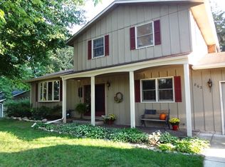 863 Riverside Dr, Dixon, IL 61021