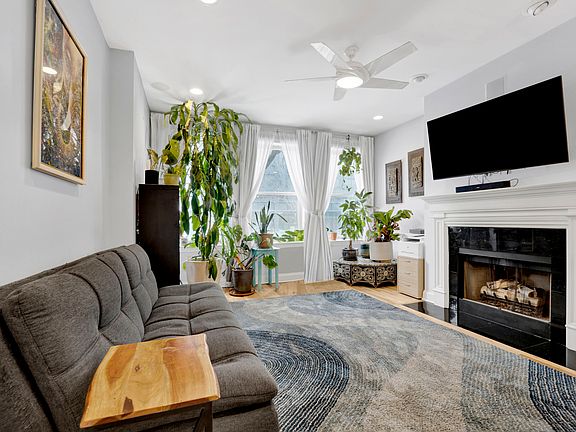 3rd image of 218 S Laflin St #101