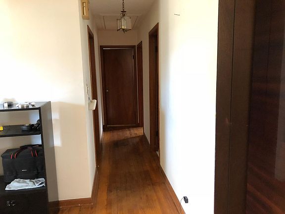 Hallway to bedrooms and bathroom