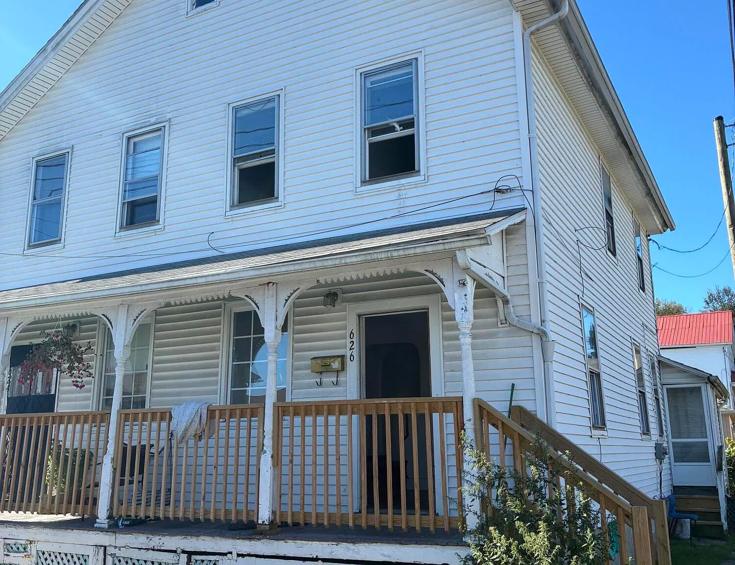 3 bed, 1.0 bath, 891 sqft, $1,300 — Photo 1