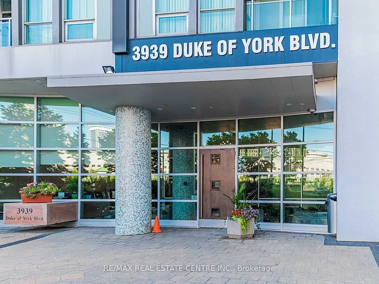 3939 Duke Of York Blvd #913 — Photo 2