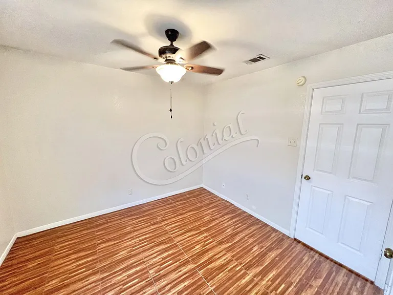 1004 W Avenue B — Photo 6