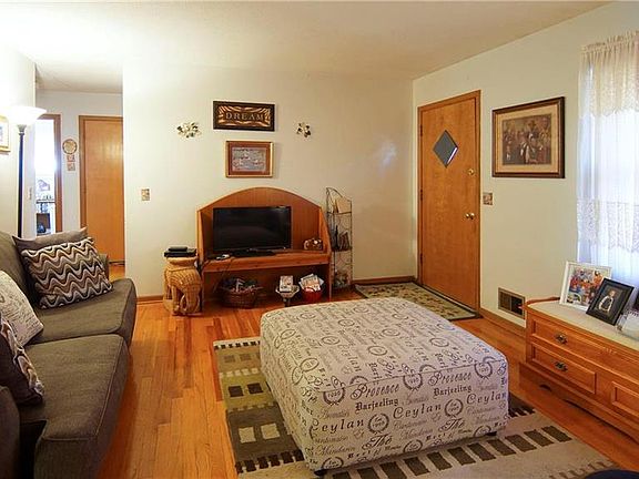 4th image of 7605 Hawthorne Ave