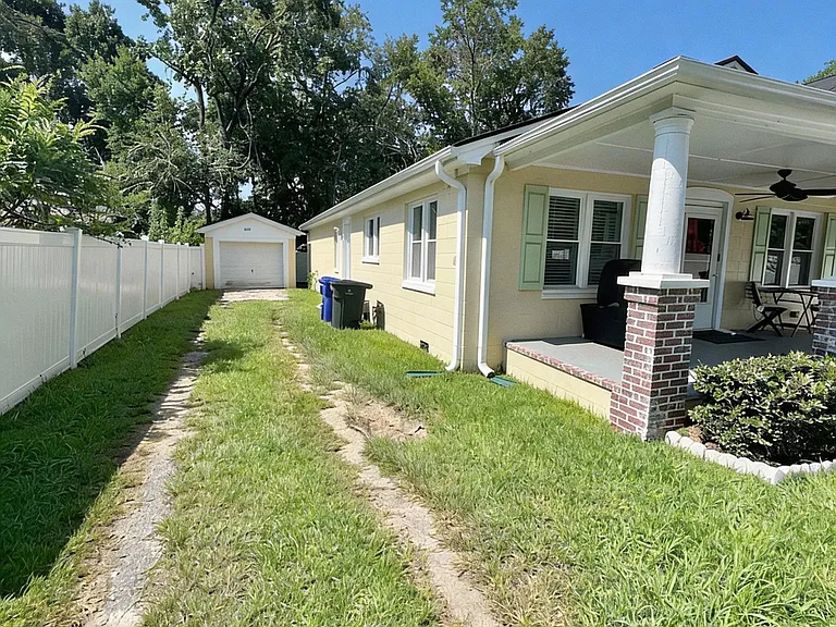 Long driveway with parking for multiple vehicles