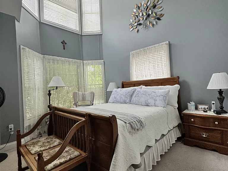 Large primary bedroom.