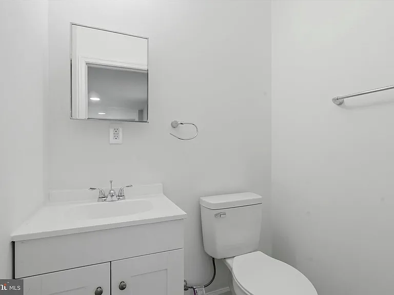 2209 W Toronto St — Photo 5