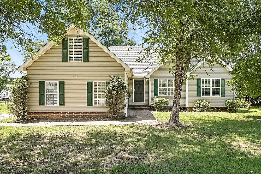 4 bed, 2.0 bath, 1940 sqft, $2,425 — Photo 1