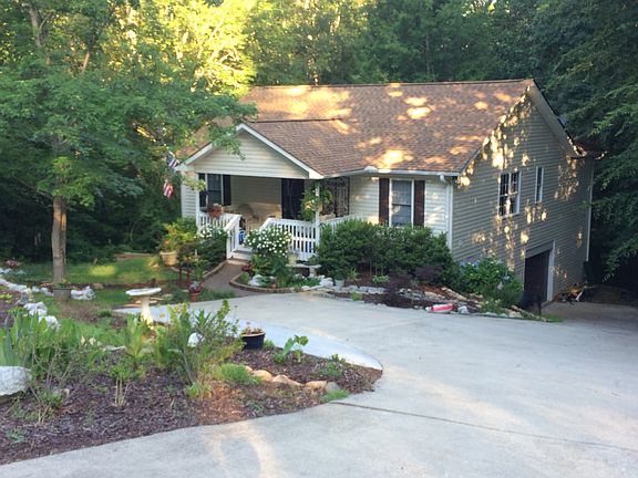 Parking for 4-5 w/garage