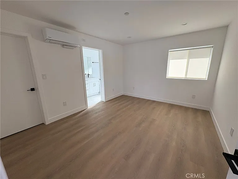 14165 Calvert St — Photo 6