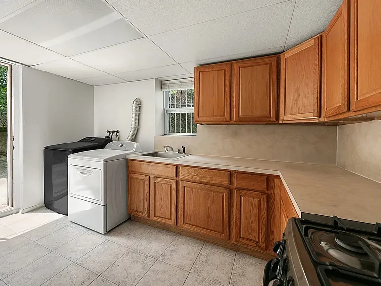 682 Midwood St #1 — Photo 5