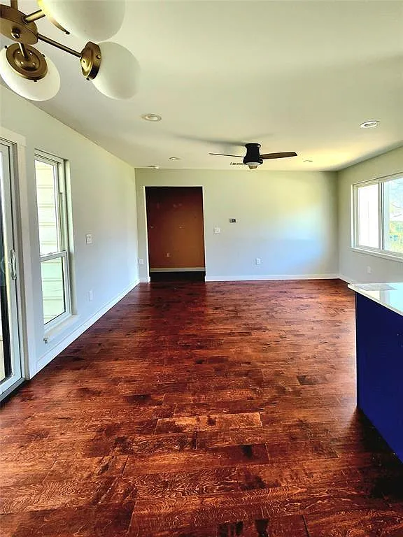 3 bed, 2.0 bath, 1009 sqft, $2,700 — Photo 2