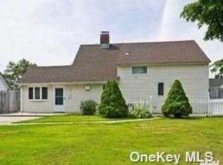 12 Quiet Ln, Levittown, NY 11756