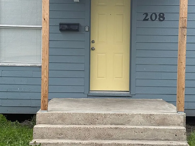 206 E Sabine St — Photo 1