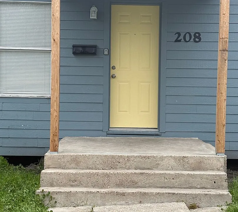 206 E Sabine St