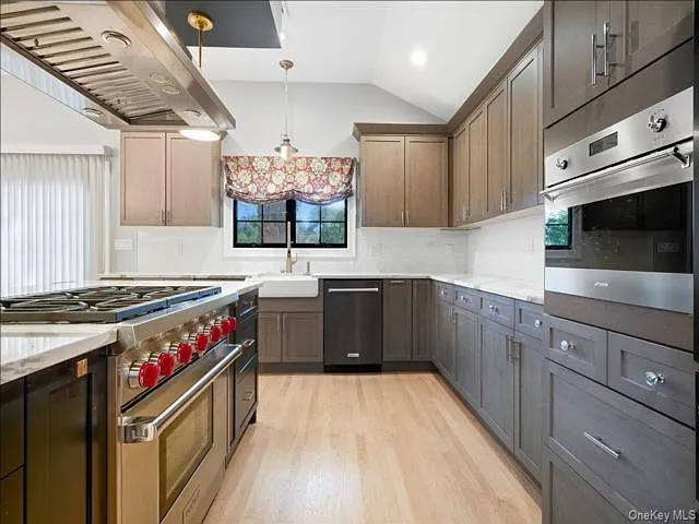 2 Cornwall Ln — Photo 8