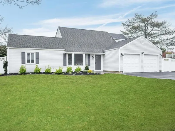 34 Shore Drive W, Copiague, NY 11726