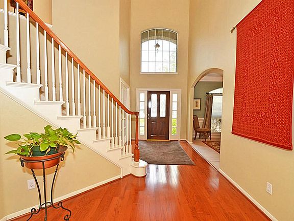 Beautiful, large, 2 story entry with wood floors and double crown molding.