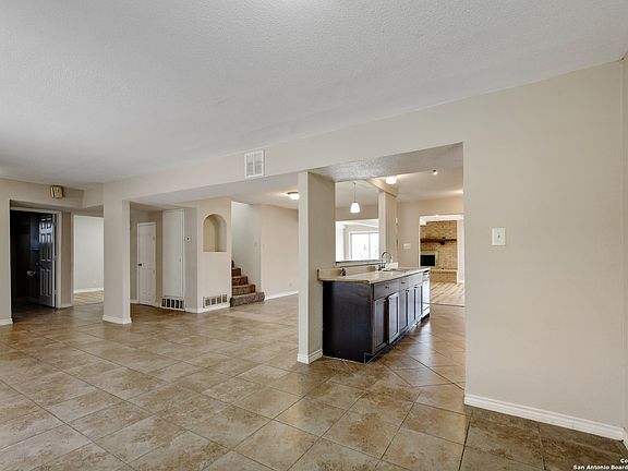5th image of 810 COBBLE DR