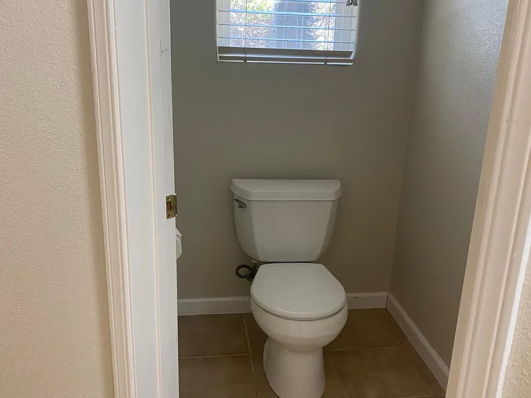 490 Briarwood Dr — Photo 32