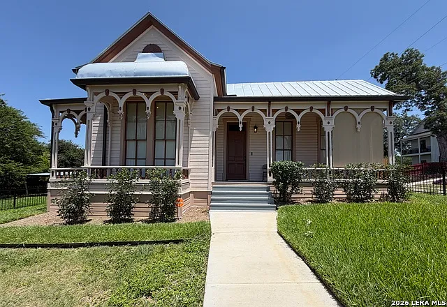 1133 E Crockett St — Photo 1