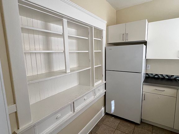 Kitchen w/built-in hutch
