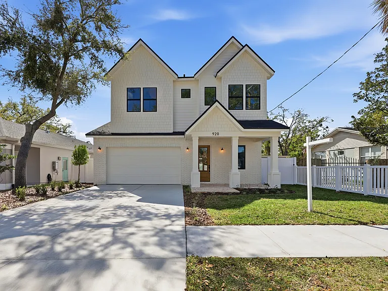 920 W Alfred St — Photo 1