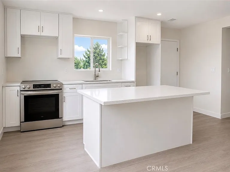 8410 Noble Ave — Photo 5