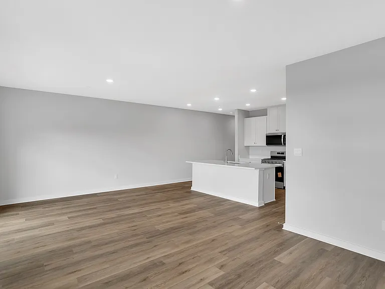 126 Scotland Ln — Photo 15