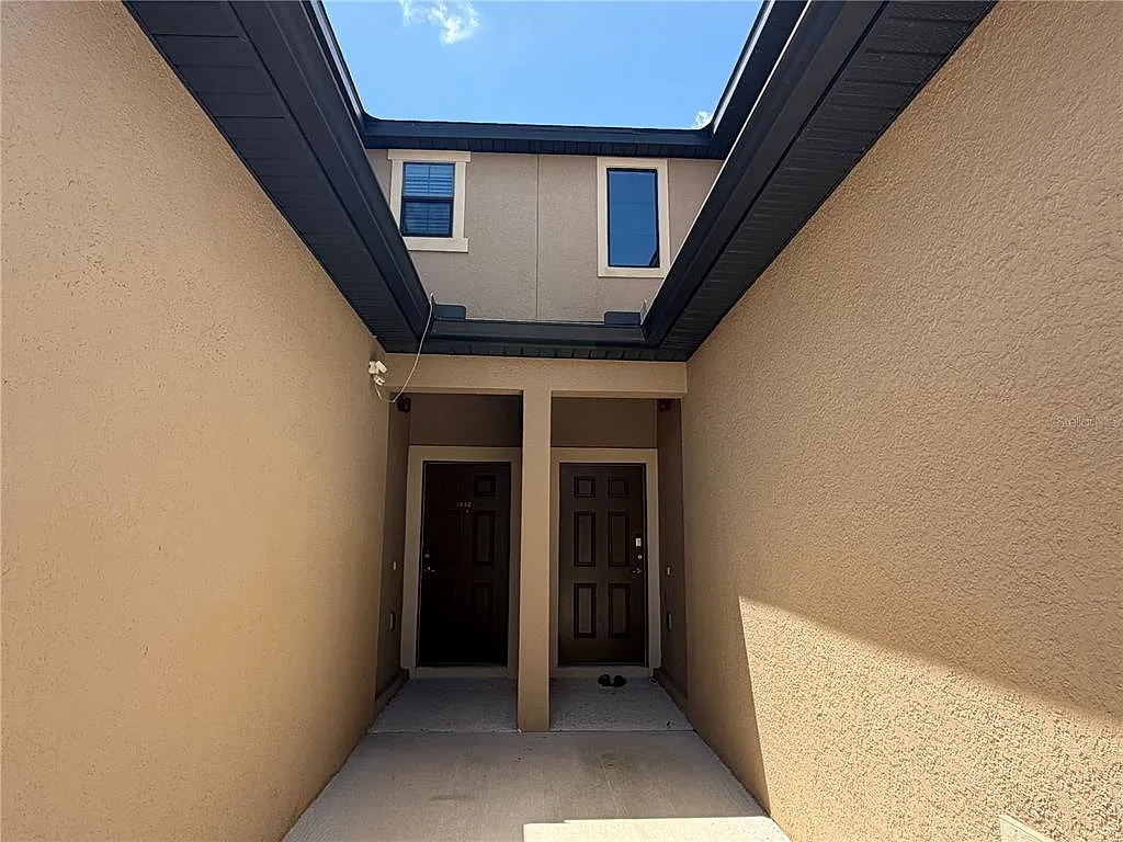 3 bed, 2.5 bath, 1550 sqft, $2,200 — Photo 2