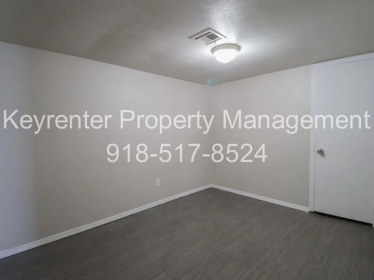 S Maple St Apartments — Photo 14