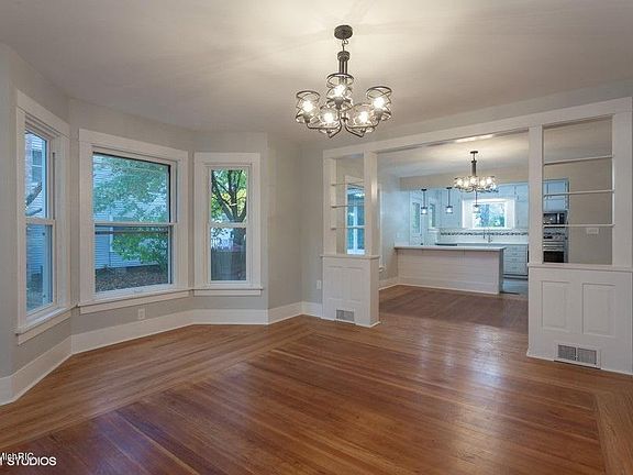 Image 3: 03_309OakSt_165_LivingRoom_LowRes