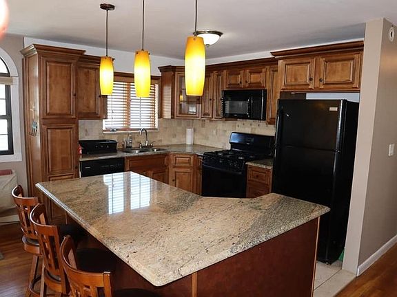 2nd image of 454 Beach #122