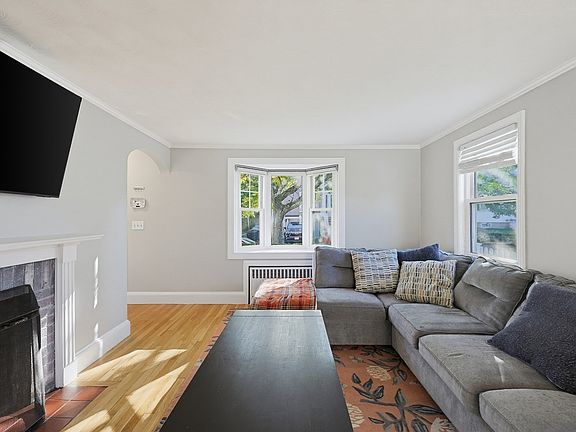 5th image of 57 Harrington Ave