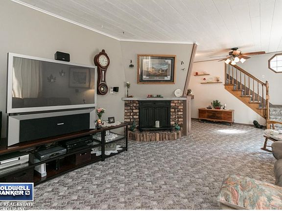 Gas log fireplace in Liv Rm