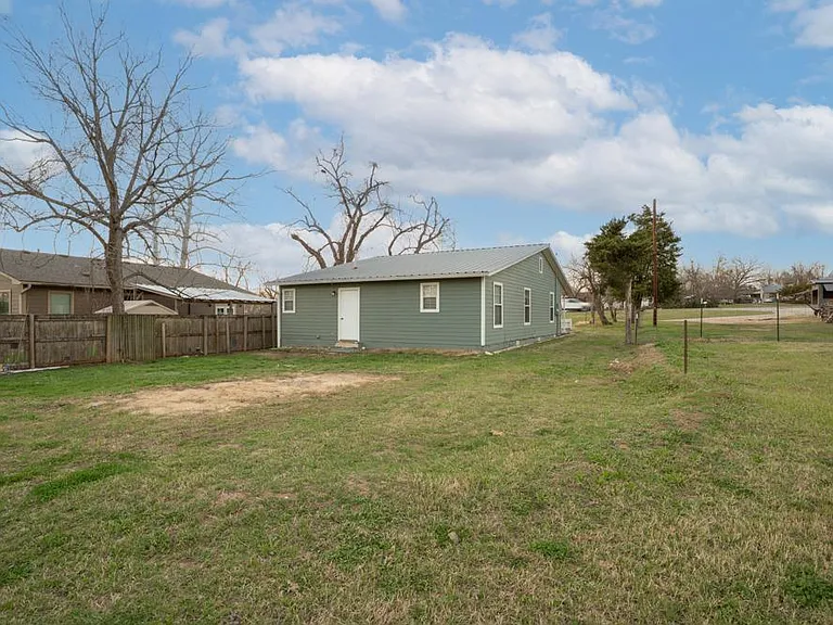 207 Harris St — Photo 6