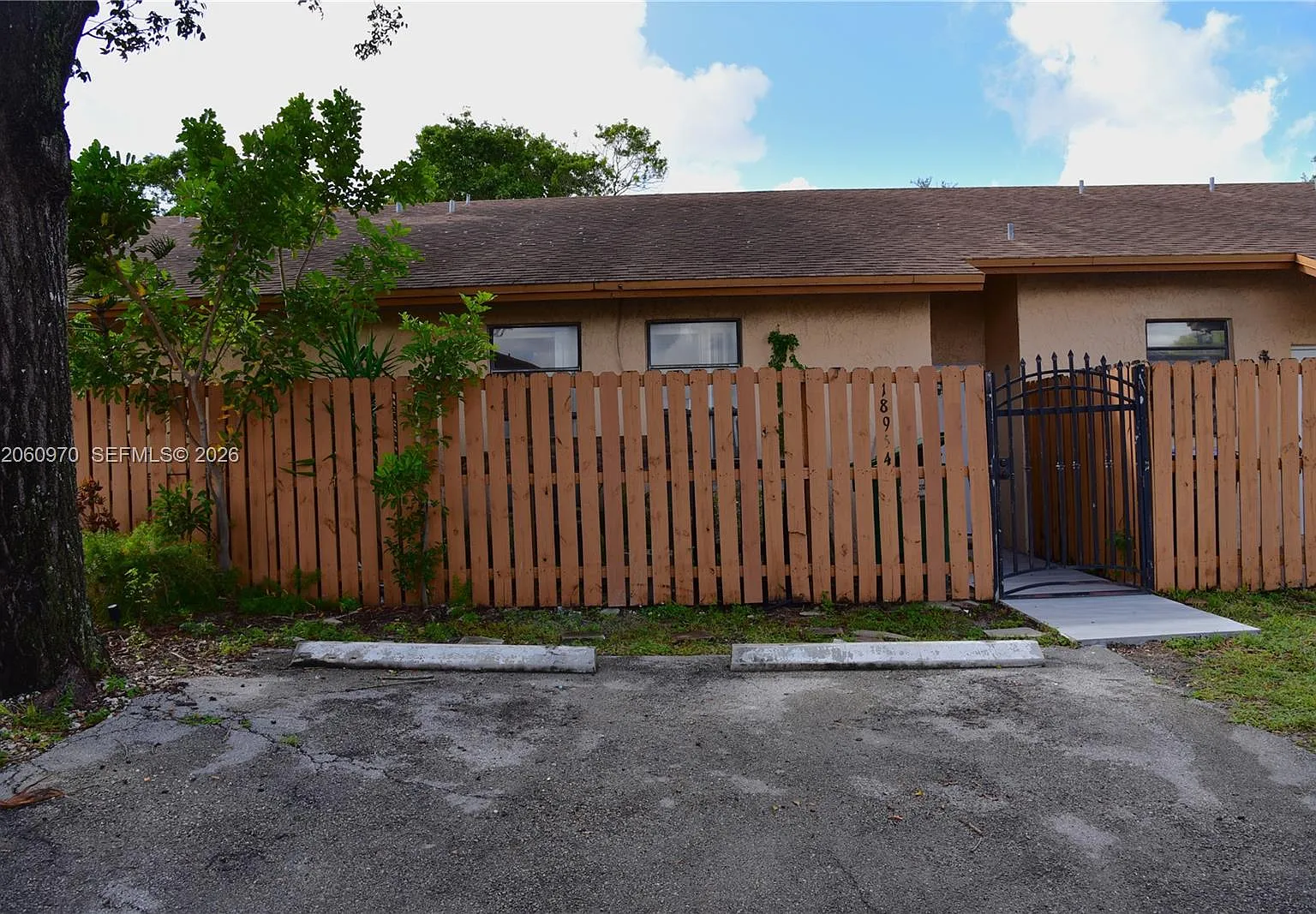 Country Lake Manors Townh — Photo 1