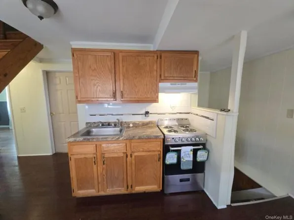 30 Lake Dr Floor 2, Copiague, NY 11726