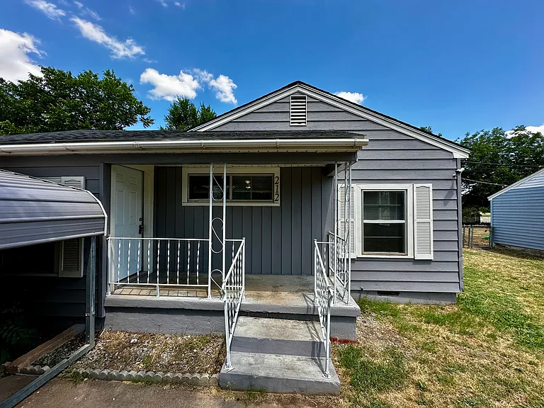 212 SW 23rd Pl — Photo 3
