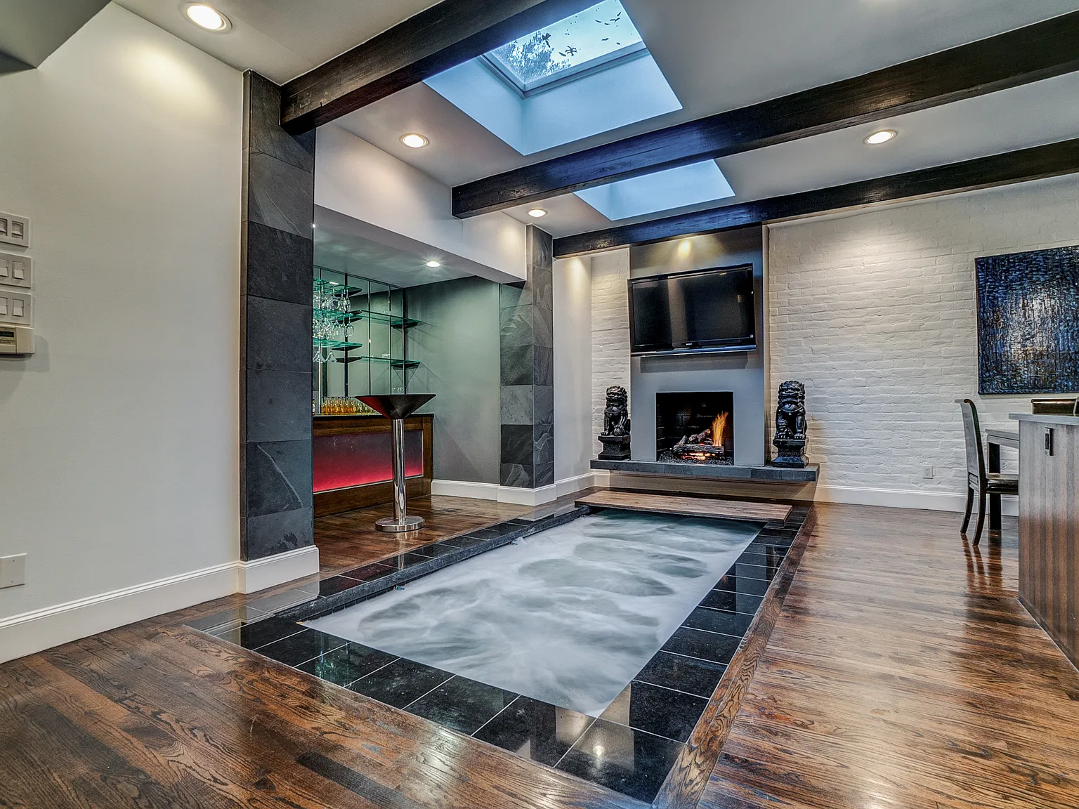 2 bed, 2.5 bath, 2026 sqft, $6,900 — Photo 3