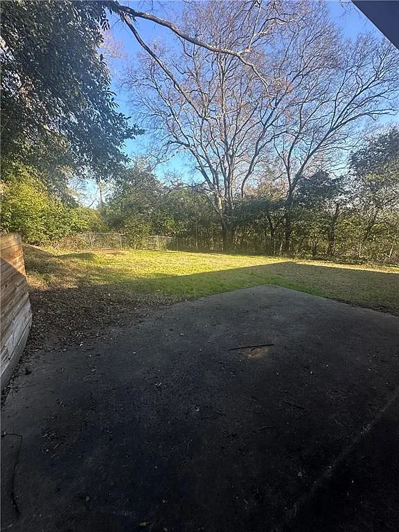 3 bed, 1.0 bath, 1040 sqft, $1,000 — Photo 3