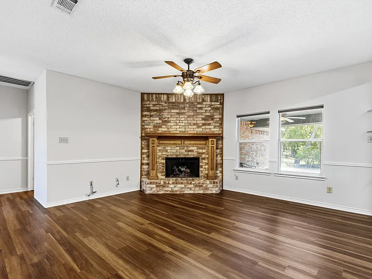 5106 Lee Hutson Ln — Photo 3