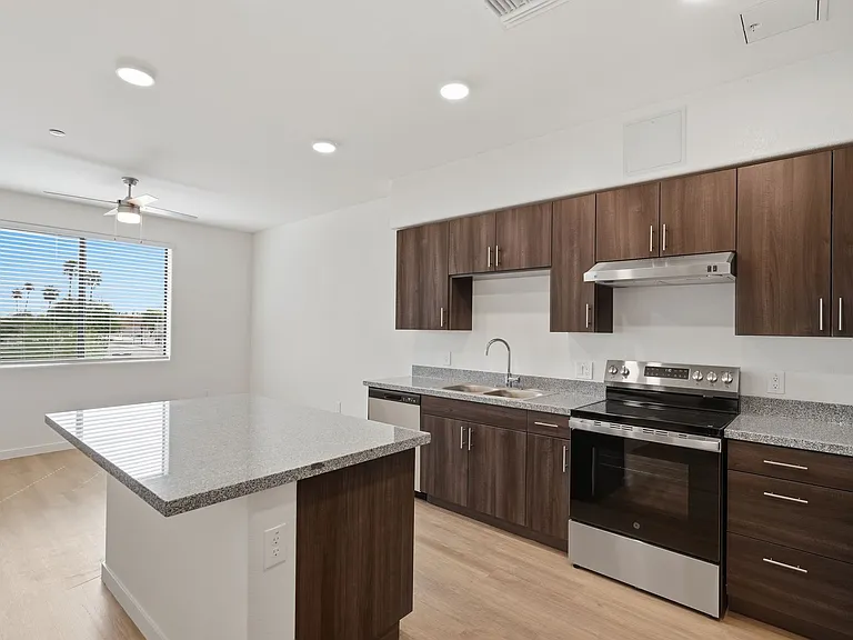 La Victoria Commons — Photo 15