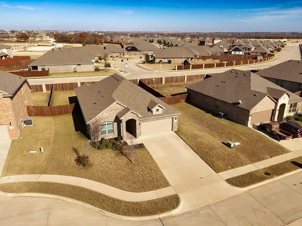 319 Smart Strike Ct, Granbury, TX 76049