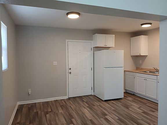 2nd image of 206 Oak St APT 4
