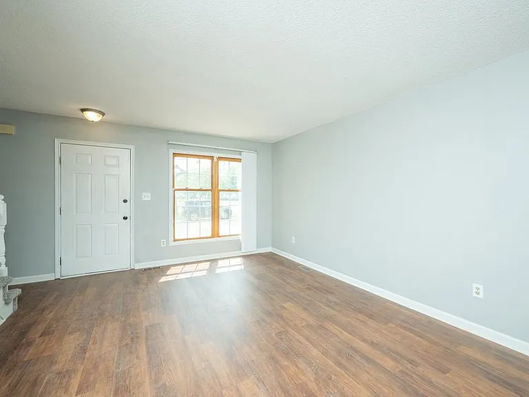 675 Ashworth Dr — Photo 3